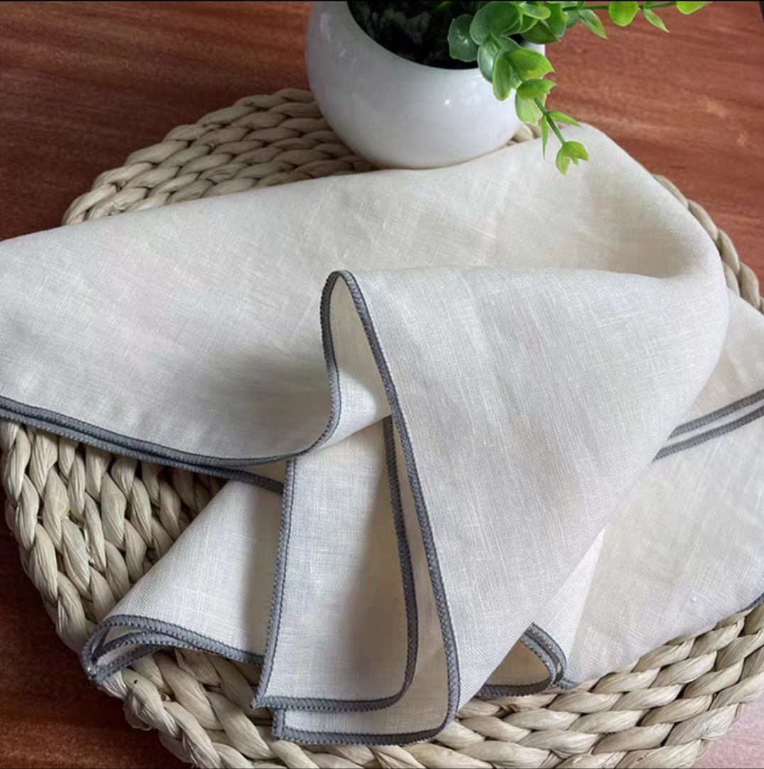 Monogrammed Handkerchief - 6 قطع من مناديل الطاولة الكتانية