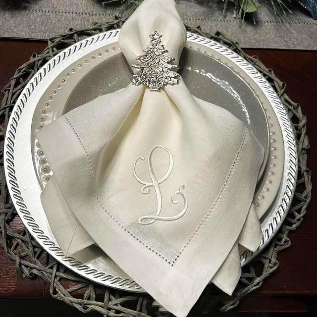 منديل مربع فاخر لطاولة الطعام  - مراجعة Monogrammed Handkerchief وسعره