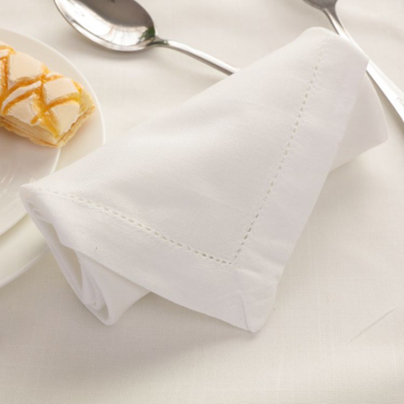 منديل مربع فاخر لطاولة الطعام  - مراجعة Monogrammed Handkerchief وسعره