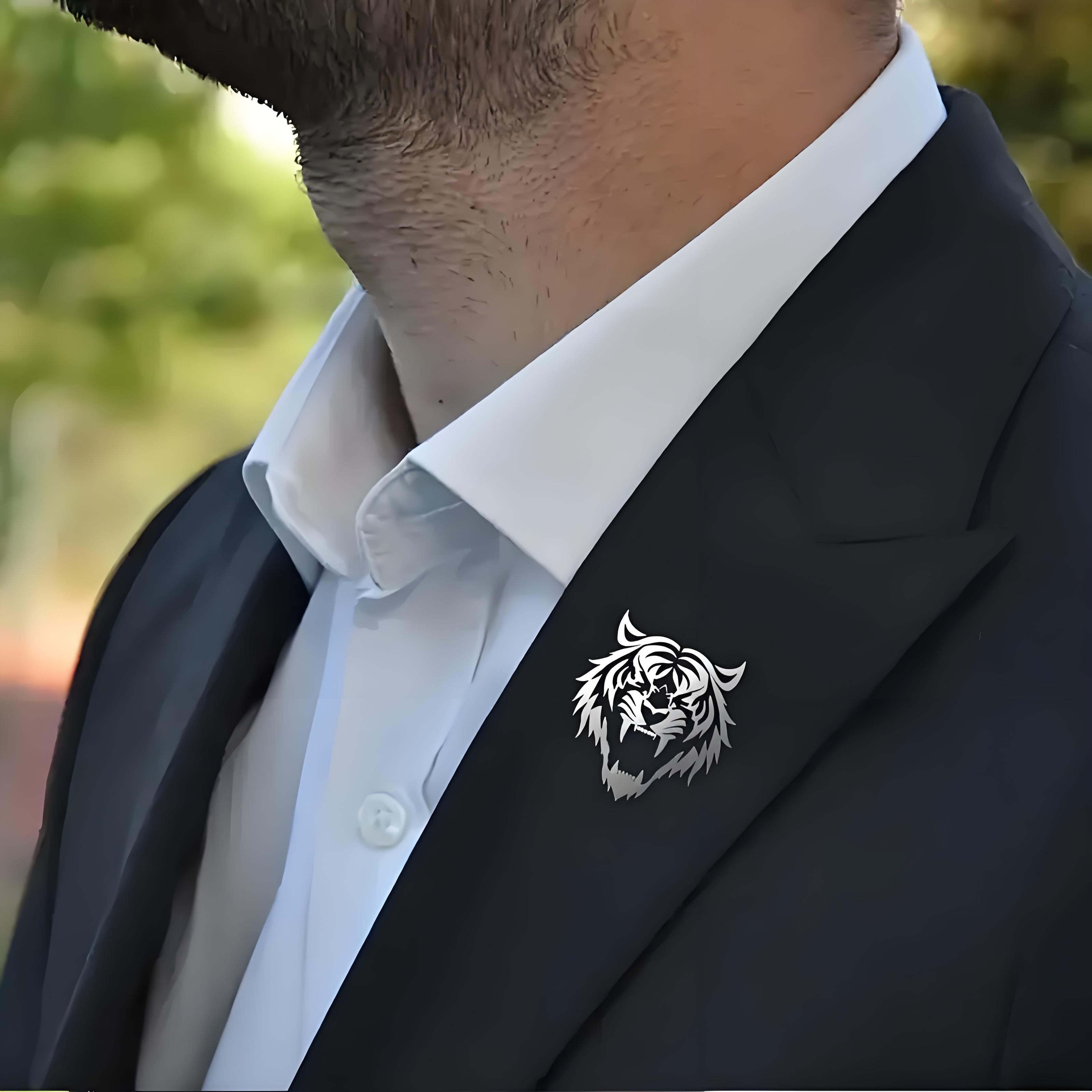 دبوس طية صدر السترة برأس النمر - مراجعة Tuxedo Lapel Pin وسعره