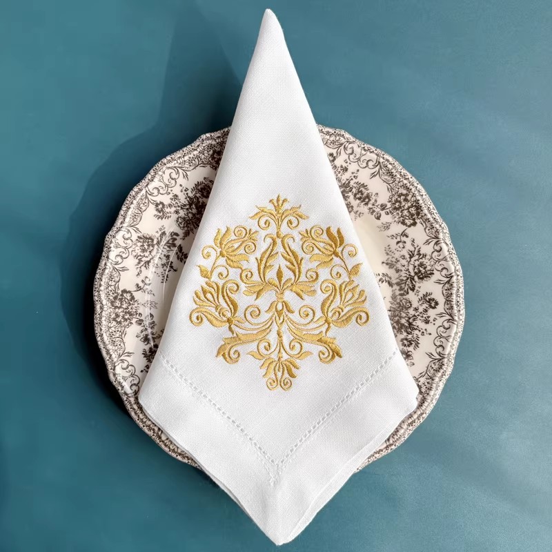 مناديل مطرزة يدويًا بنقوش زهري - مراجعة Monogrammed Handkerchief وسعره