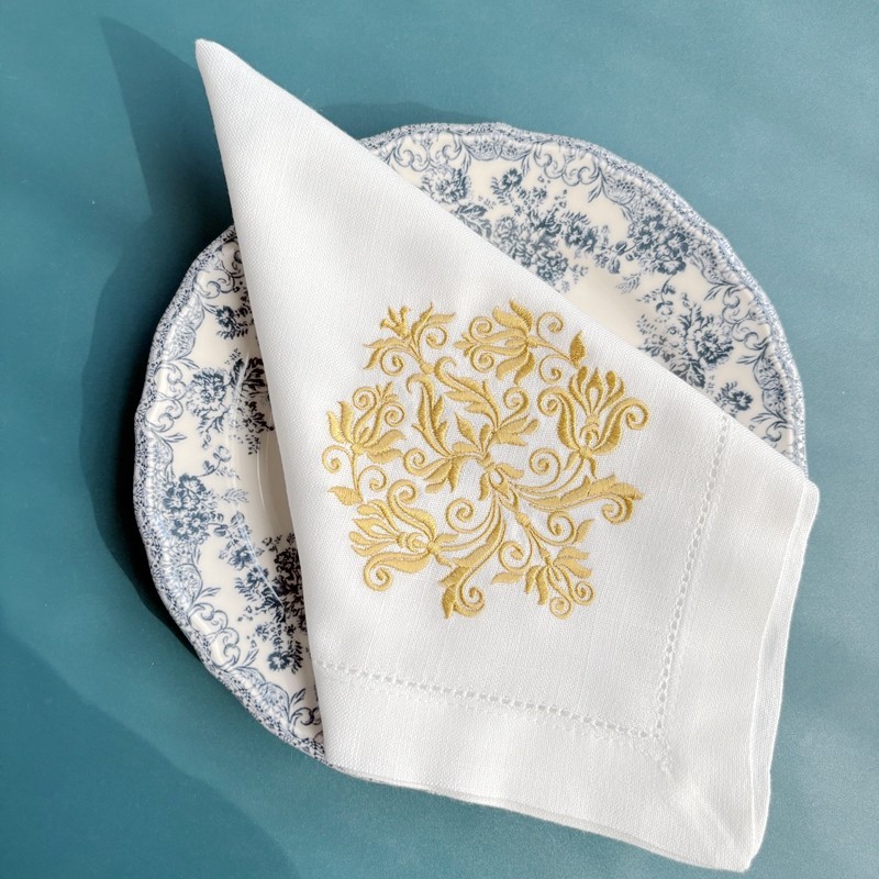 مناديل مطرزة يدويًا بنقوش زهري - مراجعة Monogrammed Handkerchief وسعره